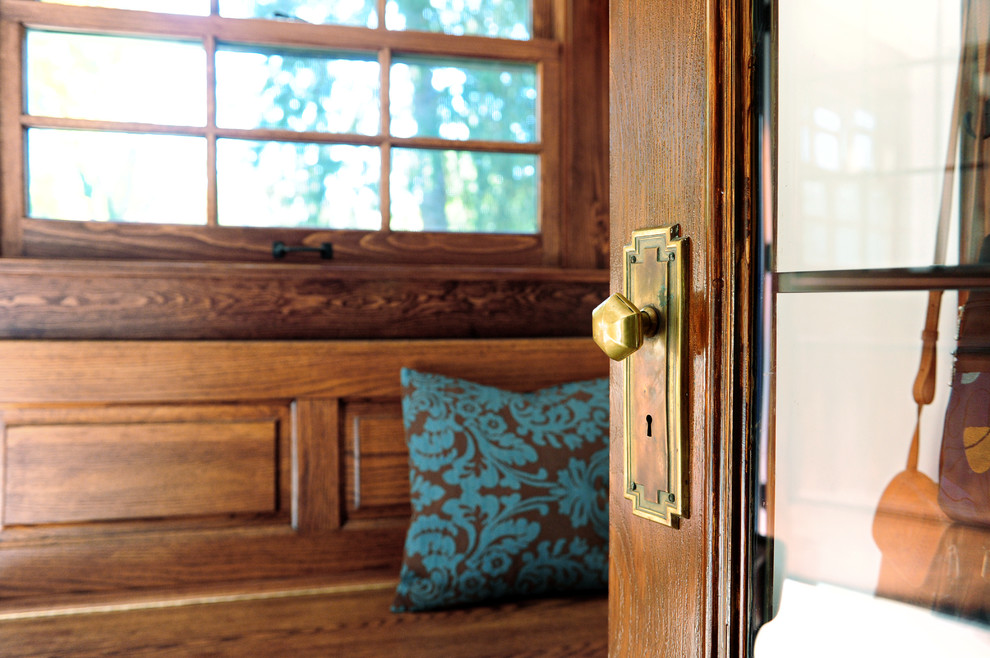 Пример оригинального дизайна: тамбур среднего размера в стиле кантри с белыми стенами, полом из керамической плитки, одностворчатой входной дверью, входной дверью из дерева среднего тона и коричневым полом