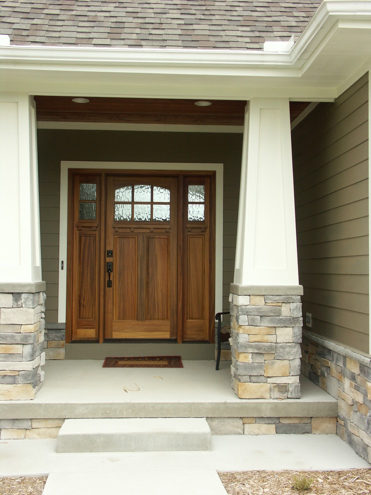 Exemple d'une porte d'entrée craftsman avec une porte simple et une porte marron.