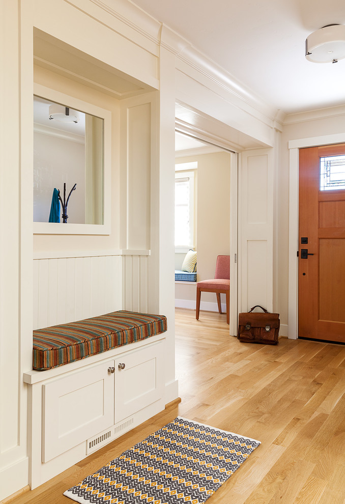 Mittelgroßer Rustikaler Eingang mit Stauraum, beiger Wandfarbe, braunem Holzboden, Einzeltür, hellbrauner Holzhaustür und braunem Boden in San Francisco