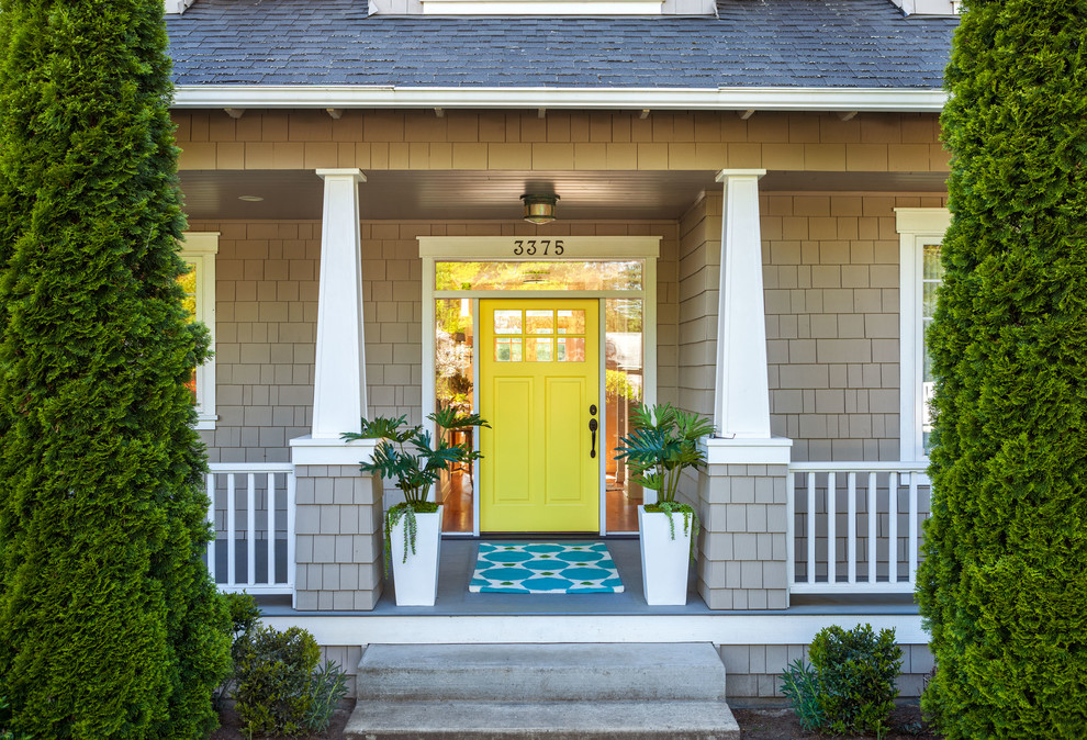 Ejemplo de puerta principal clásica renovada de tamaño medio con puerta simple y puerta amarilla