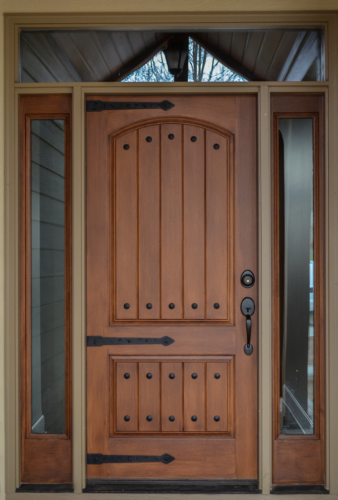 Idées déco pour une porte d'entrée montagne de taille moyenne avec une porte simple et une porte en bois brun.