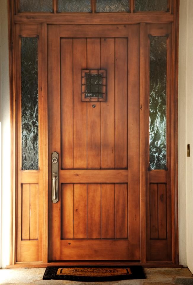 Réalisation d'une porte d'entrée tradition de taille moyenne avec un mur beige, une porte simple et une porte en bois clair.