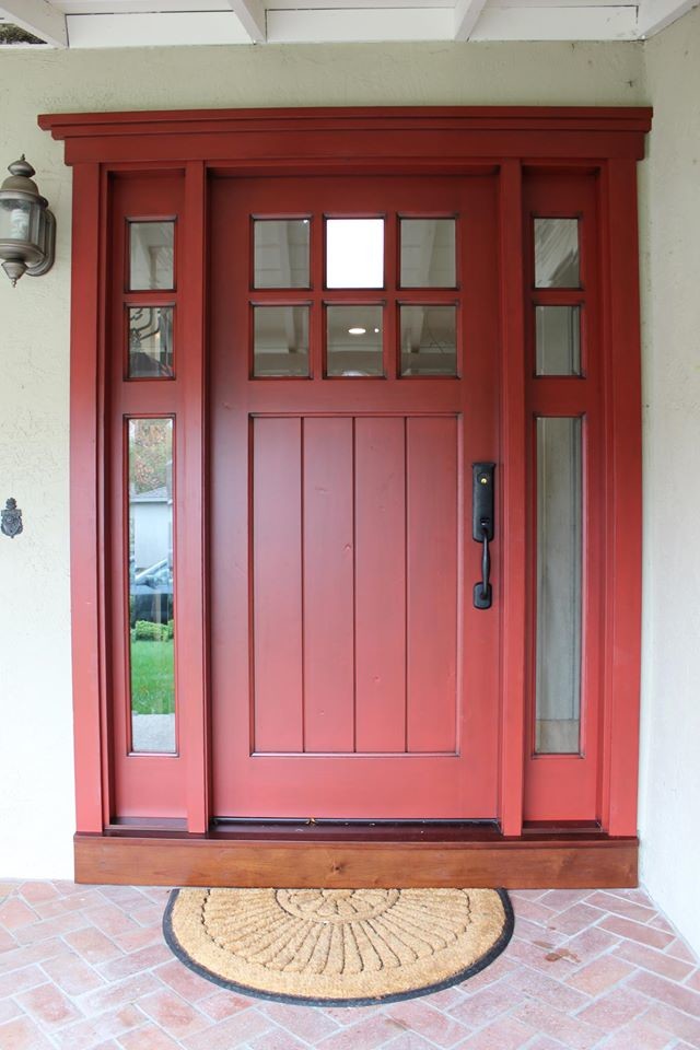Пример оригинального дизайна: входная дверь среднего размера в стиле кантри с бежевыми стенами, одностворчатой входной дверью и красной входной дверью