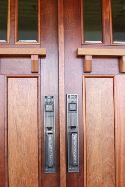 Réalisation d'une grande porte d'entrée craftsman avec une porte double et une porte en bois brun.