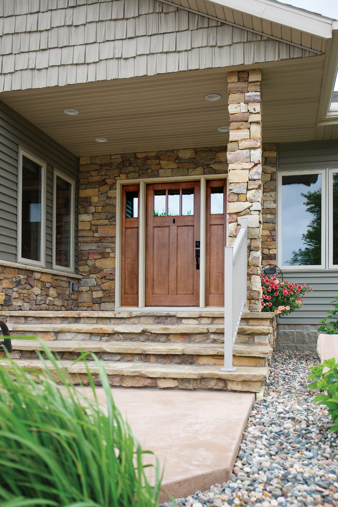 Ispirazione per un ingresso o corridoio stile americano di medie dimensioni con una porta singola e una porta in legno bruno