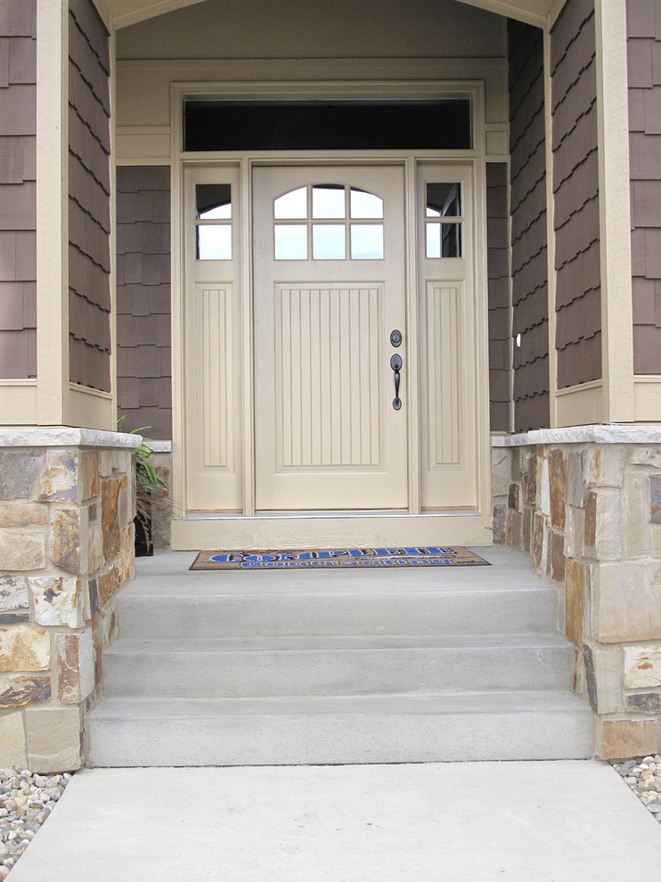 Mittelgroße Rustikale Haustür mit Einzeltür und heller Holzhaustür in Minneapolis