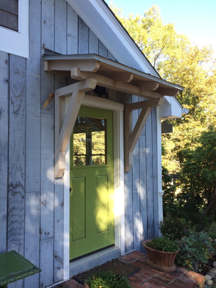Idéer för en liten amerikansk ingång och ytterdörr, med grå väggar, en enkeldörr och en grön dörr