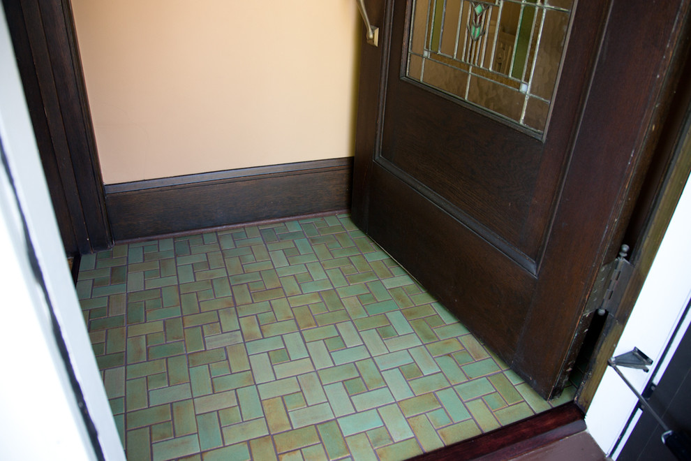 Kleine Rustikale Haustür mit Keramikboden, dunkler Holzhaustür, beiger Wandfarbe und Einzeltür in Minneapolis