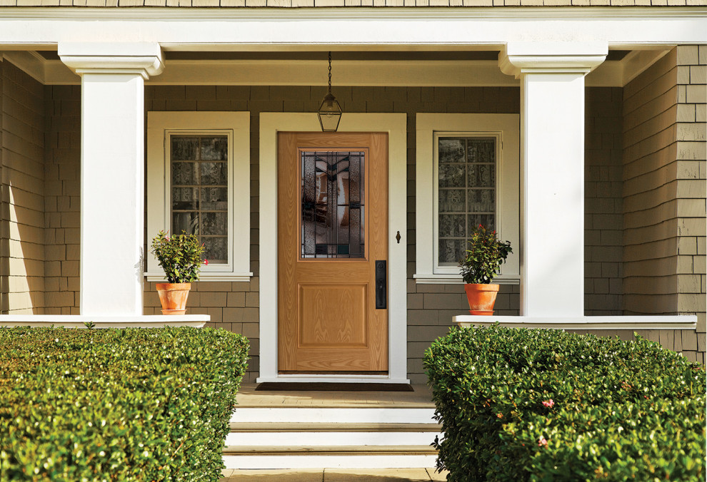 Imagen de puerta principal grande con puerta simple y puerta de madera en tonos medios