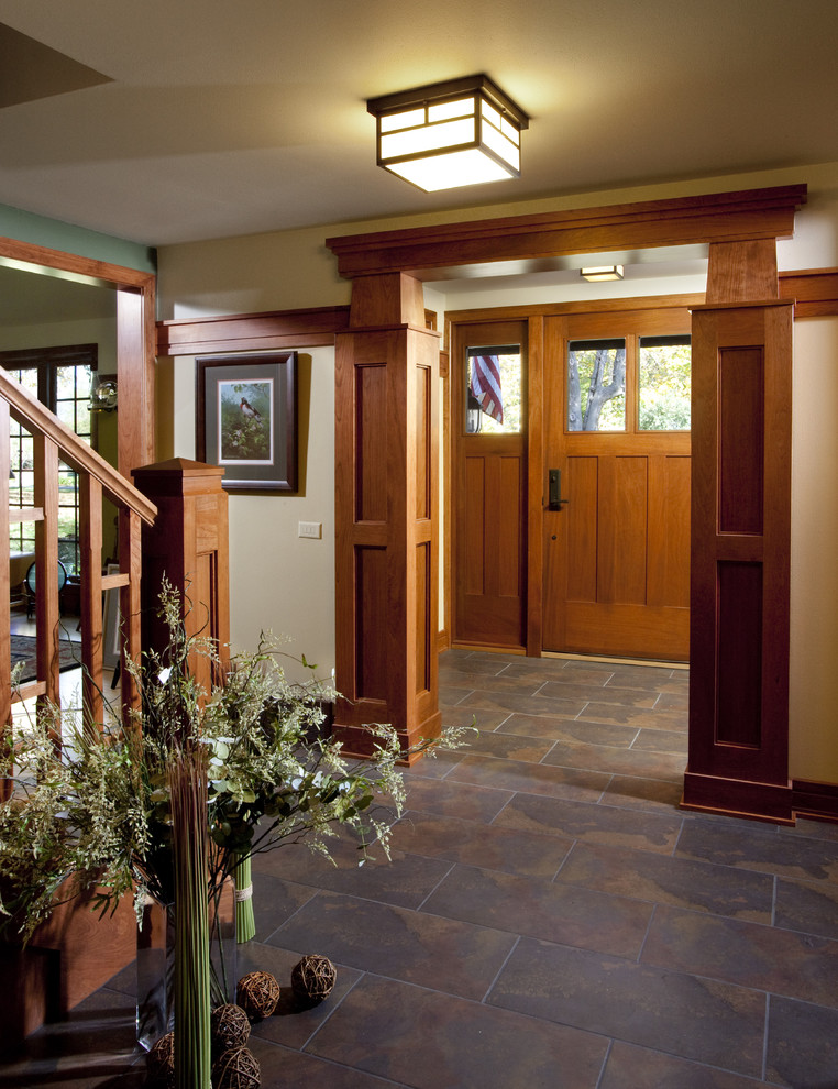 Mittelgroßes Uriges Foyer mit beiger Wandfarbe, Schieferboden, Einzeltür, hellbrauner Holzhaustür und grauem Boden in Milwaukee