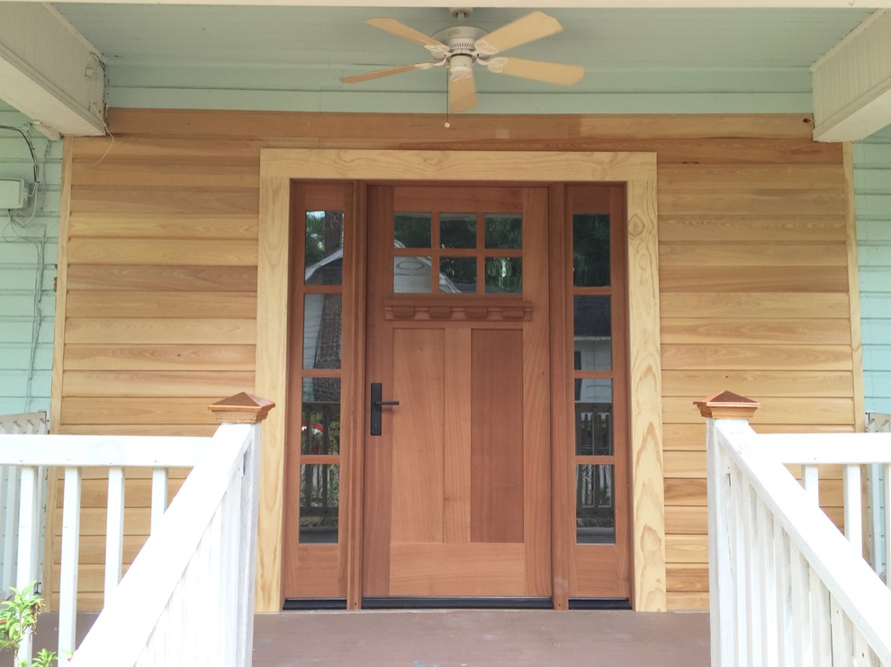 Cette photo montre une porte d'entrée bord de mer avec une porte simple et une porte en bois clair.