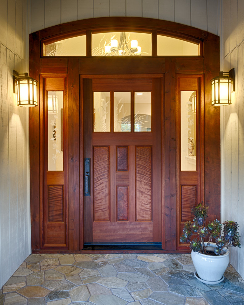 Idée de décoration pour une entrée craftsman avec un sol en ardoise, une porte simple et une porte en bois foncé.