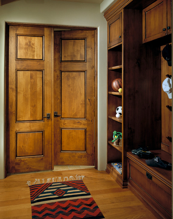 Mittelgroßer Rustikaler Eingang mit Stauraum, beiger Wandfarbe, hellem Holzboden, Doppeltür und hellbrauner Holzhaustür in Phoenix