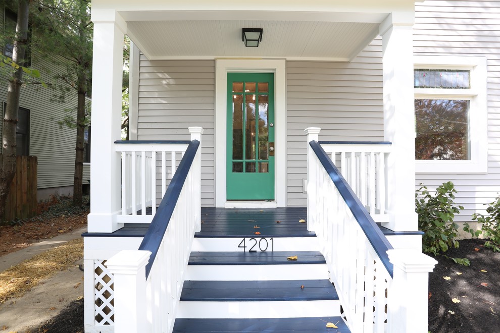 Idee per una porta d'ingresso stile americano di medie dimensioni con pareti grigie, una porta singola e una porta verde