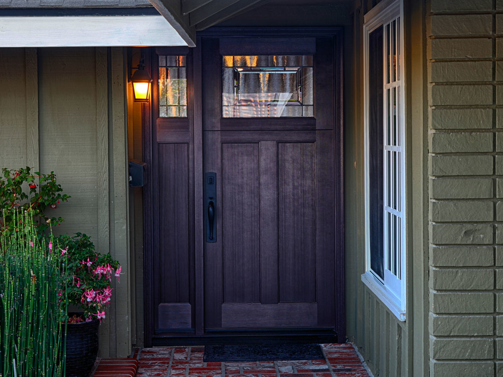 Idées déco pour une porte d'entrée craftsman de taille moyenne avec un mur vert, une porte simple et une porte en bois foncé.