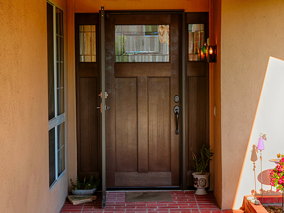 Foto de puerta principal de estilo americano grande con paredes azules, puerta simple y puerta de madera oscura