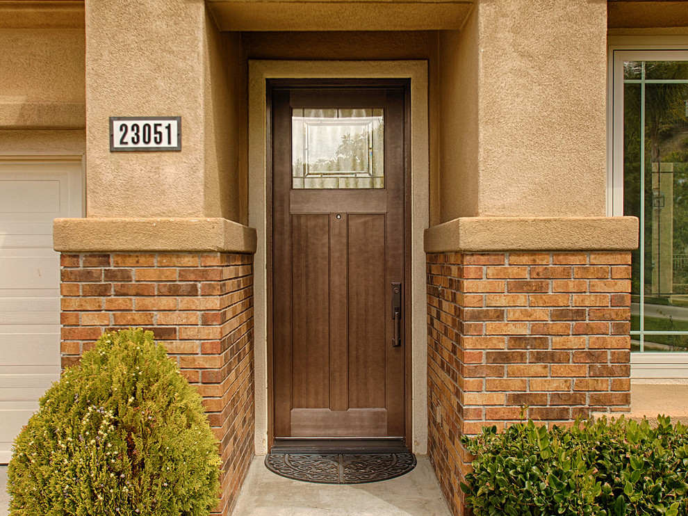 Mittelgroße Rustikale Haustür mit brauner Wandfarbe, Einzeltür und hellbrauner Holzhaustür in Orange County