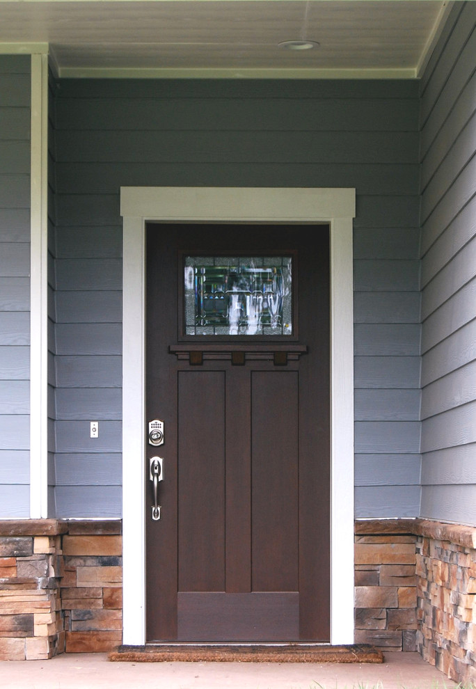 Ispirazione per una porta d'ingresso american style con una porta singola e una porta in legno scuro
