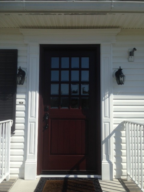 Exemple d'une porte d'entrée craftsman avec un mur blanc, une porte simple et une porte en bois foncé.
