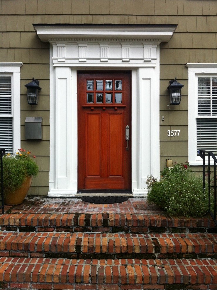 Idee per una porta d'ingresso stile americano con una porta singola e una porta in legno bruno