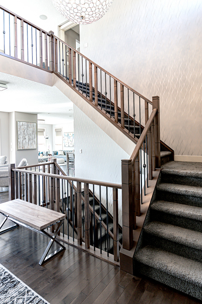 Пример оригинального дизайна: большая лестница в стиле модернизм с обоями на стенах