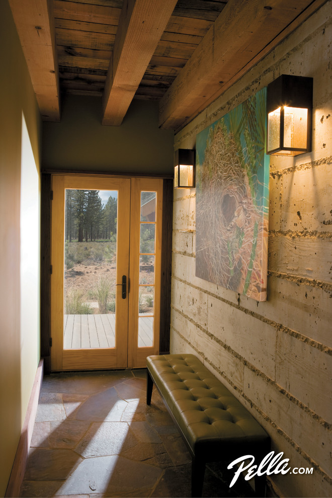 Example of a trendy entryway design in Cedar Rapids
