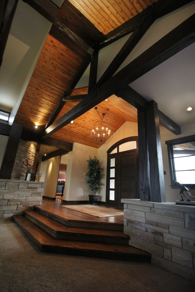 Mittelgroßes Klassisches Foyer mit beiger Wandfarbe, braunem Holzboden, Einzeltür, dunkler Holzhaustür und braunem Boden in Denver