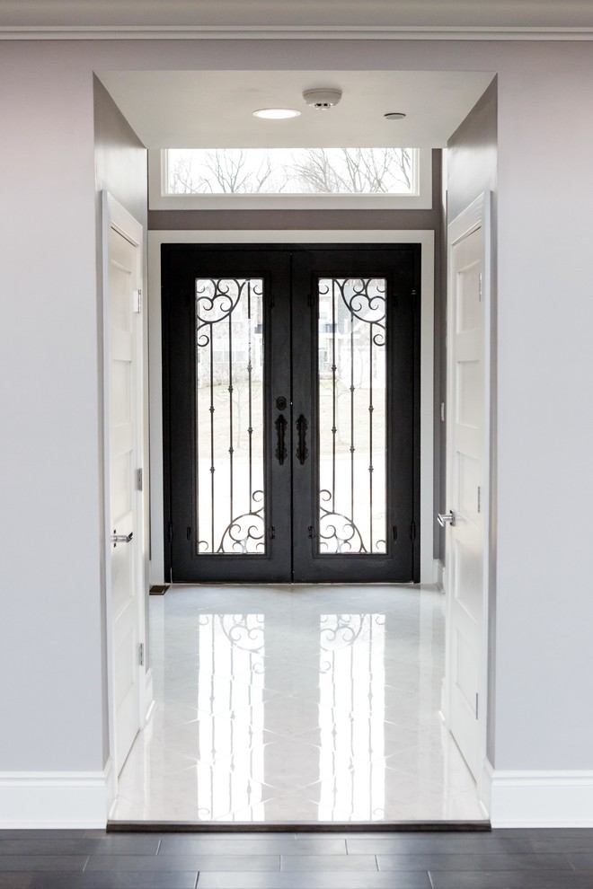 ボルチモアにあるコンテンポラリースタイルのおしゃれな玄関 (大理石の床、金属製ドア) の写真