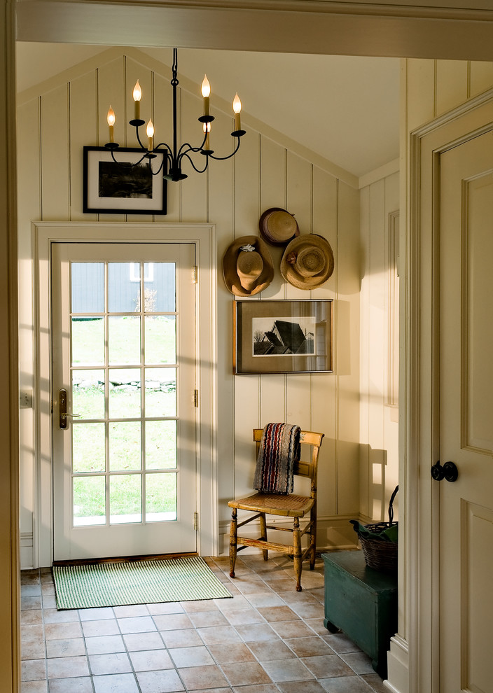 Пример оригинального дизайна: прихожая в классическом стиле с одностворчатой входной дверью и стеклянной входной дверью
