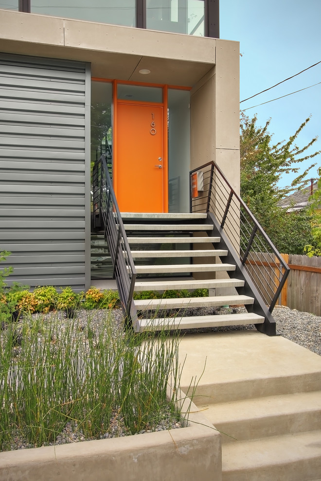 Стильный дизайн: прихожая в современном стиле с одностворчатой входной дверью и оранжевой входной дверью - последний тренд