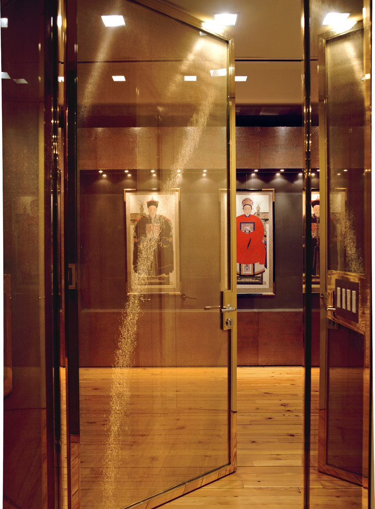 Moderner Eingang mit Vestibül und hellem Holzboden in New York