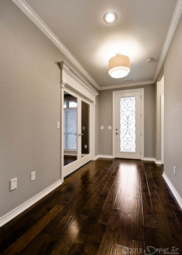Klassischer Eingang mit Korridor, grauer Wandfarbe, dunklem Holzboden, Einzeltür und Haustür aus Glas in Sonstige