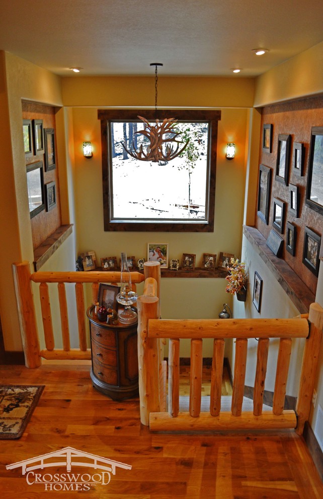 Foto på en mellanstor rustik hall, med beige väggar, skiffergolv och mellanmörk trädörr