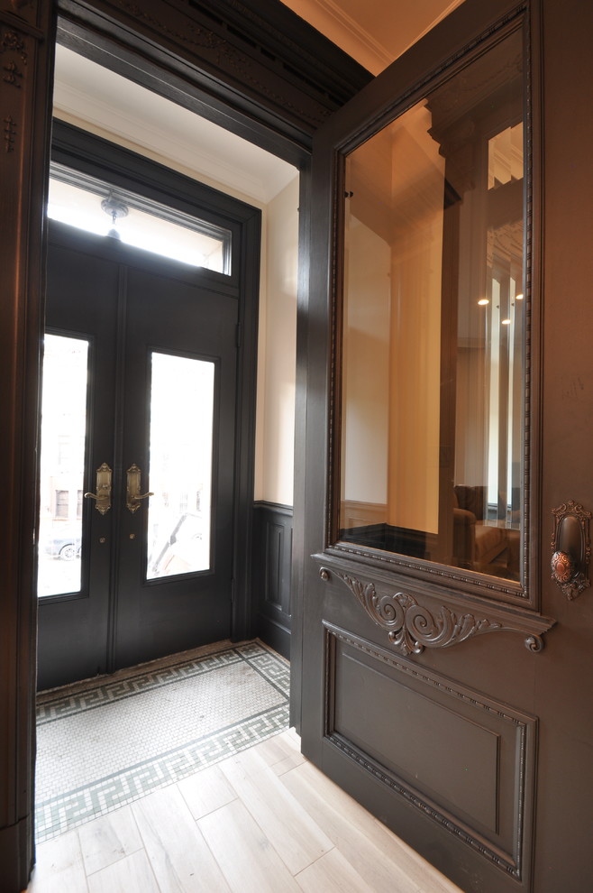 Idées déco pour une petite porte d'entrée victorienne avec un mur beige, parquet clair, une porte simple et une porte noire.