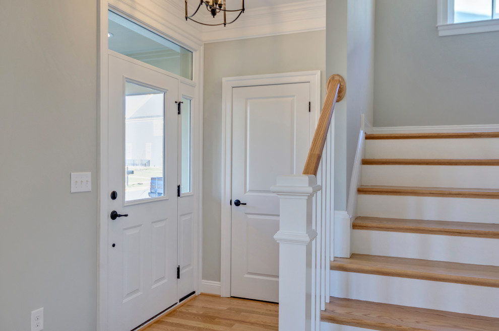 Источник вдохновения для домашнего уюта: фойе среднего размера в стиле кантри с серыми стенами, паркетным полом среднего тона, одностворчатой входной дверью, входной дверью из дерева среднего тона и коричневым полом