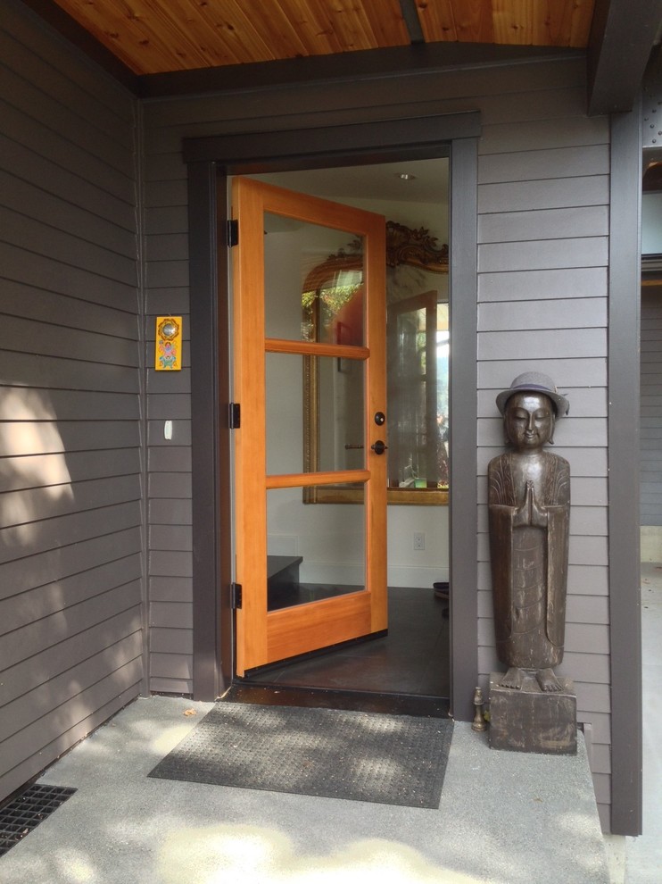 Свежая идея для дизайна: входная дверь в восточном стиле с серыми стенами, одностворчатой входной дверью и стеклянной входной дверью - отличное фото интерьера