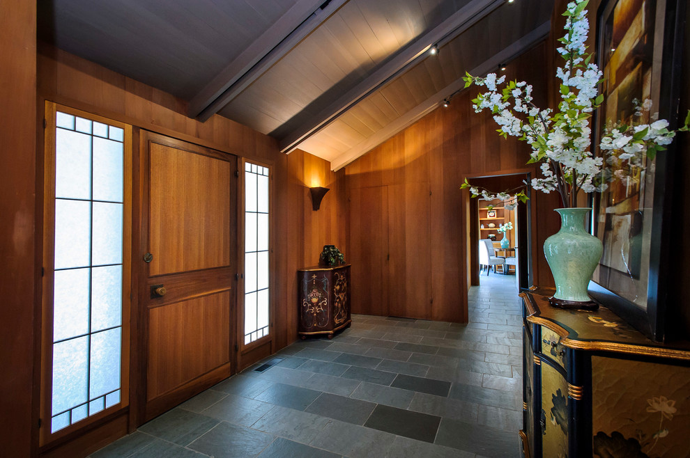 Источник вдохновения для домашнего уюта: узкая прихожая в классическом стиле с одностворчатой входной дверью, входной дверью из дерева среднего тона и полом из сланца