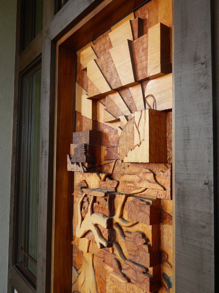 На фото: большая входная дверь в восточном стиле с коричневыми стенами, темным паркетным полом, одностворчатой входной дверью и входной дверью из дерева среднего тона с