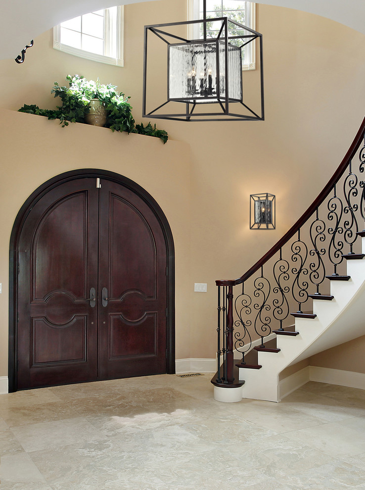 Стильный дизайн: фойе среднего размера в стиле неоклассика (современная классика) с бежевыми стенами, полом из керамической плитки, двустворчатой входной дверью и входной дверью из темного дерева - последний тренд