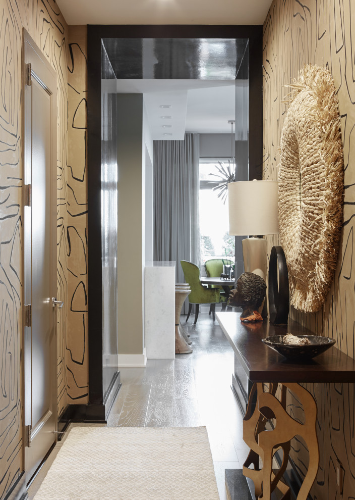Mittelgroßer Stilmix Eingang mit Korridor, brauner Wandfarbe, hellem Holzboden, Einzeltür, brauner Haustür und grauem Boden in New York