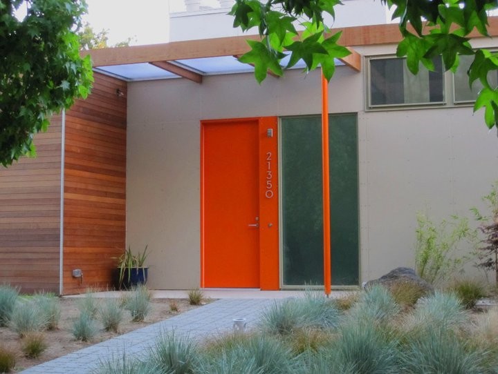 Ispirazione per una porta d'ingresso minimal di medie dimensioni con una porta singola e una porta rossa