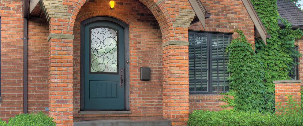 Foto di una grande porta d'ingresso tradizionale con una porta singola e una porta verde