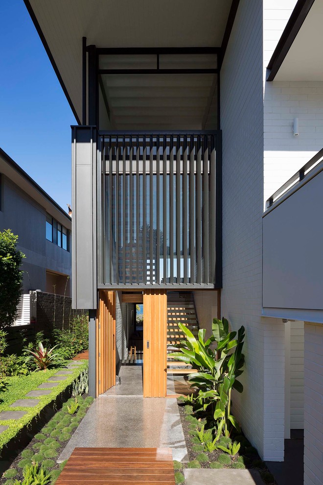Große Moderne Haustür mit schwarzer Wandfarbe, Betonboden, Einzeltür, hellbrauner Holzhaustür und grauem Boden in Sydney