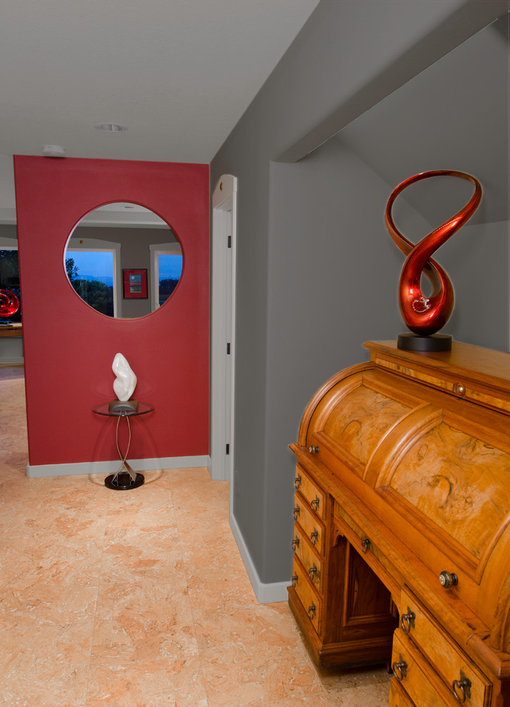 Пример оригинального дизайна: большое фойе в современном стиле с серыми стенами, пробковым полом, одностворчатой входной дверью и входной дверью из светлого дерева
