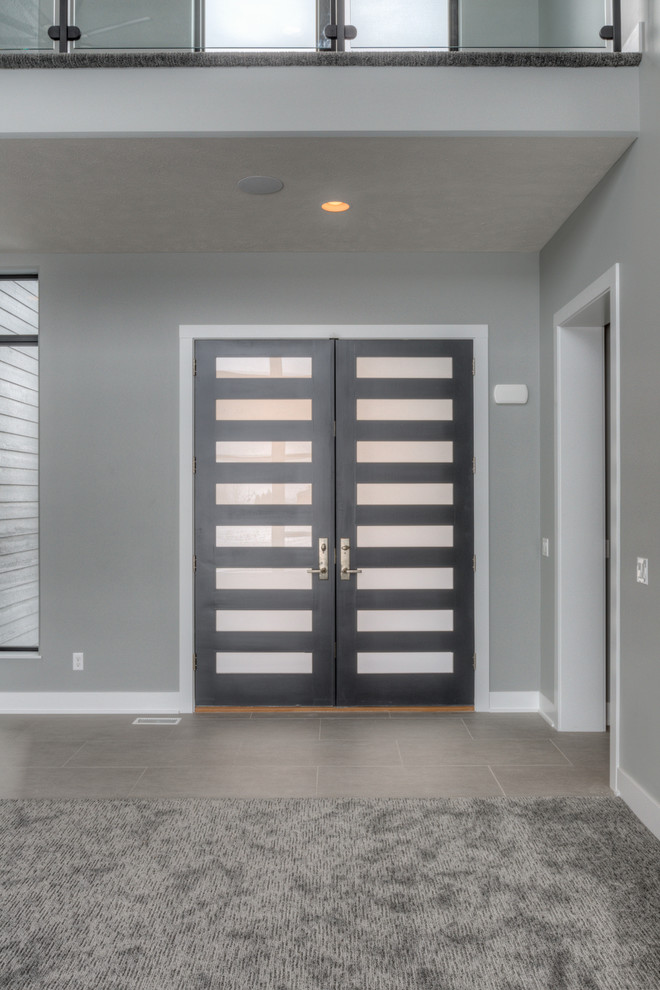Immagine di un ingresso o corridoio minimalista con una porta a due ante