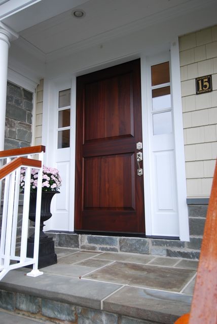 Cette photo montre une porte d'entrée chic avec une porte double et une porte en bois foncé.