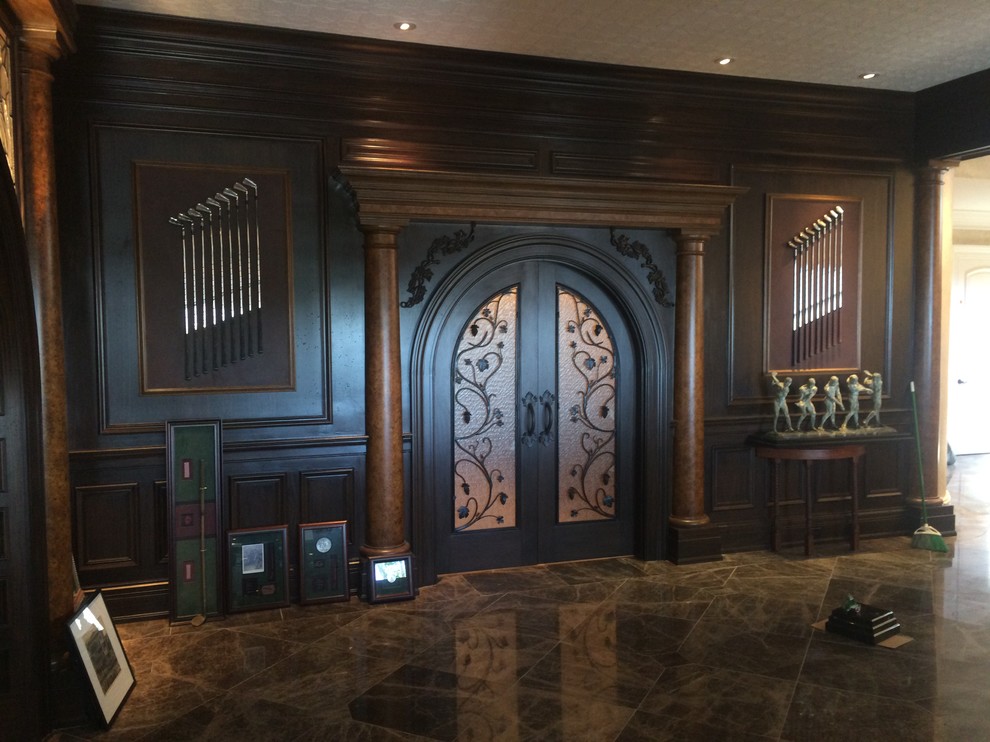 Idee per un ampio ingresso con vestibolo classico con pareti marroni, pavimento in marmo, una porta a due ante e una porta nera