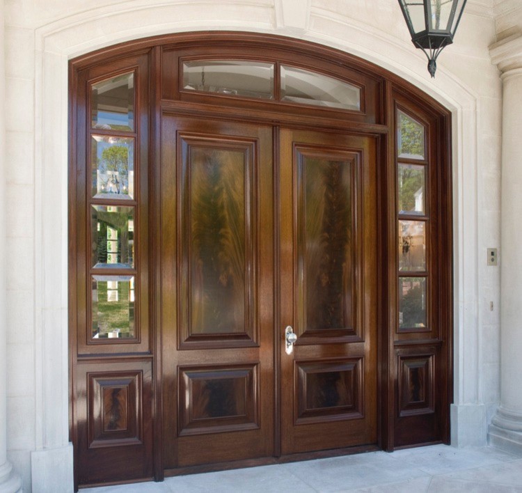 Diseño de puerta principal tradicional grande con puerta doble y puerta de madera oscura