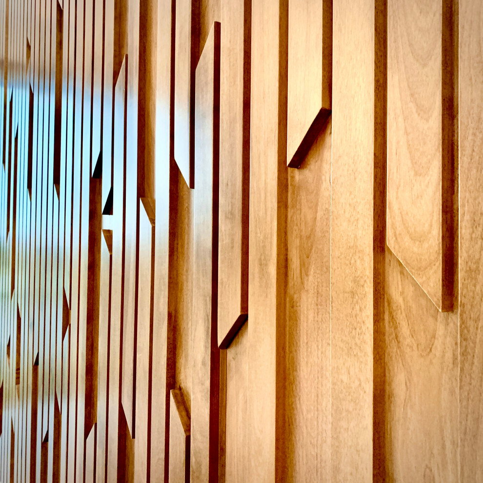 Idée de décoration pour une grande entrée minimaliste avec un couloir, un mur blanc, un sol en bois brun, une porte simple, une porte en bois foncé et un sol marron.