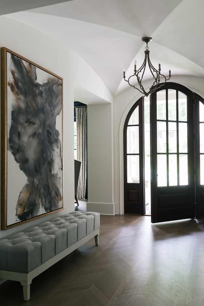 Immagine di una porta d'ingresso classica di medie dimensioni con pareti bianche, parquet scuro, una porta singola, una porta in legno scuro e pavimento marrone